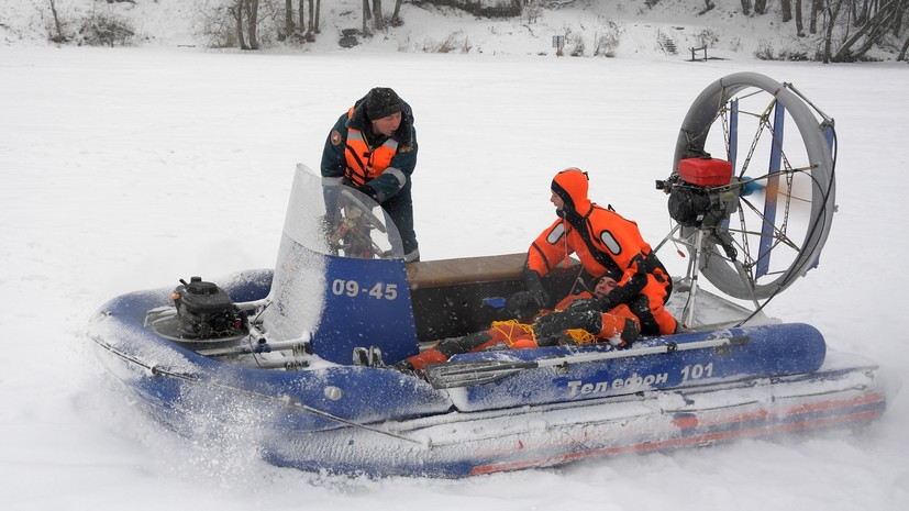 В Калининградской области сотрудники МЧС спасли рыбаков с оторвавшейся льдины