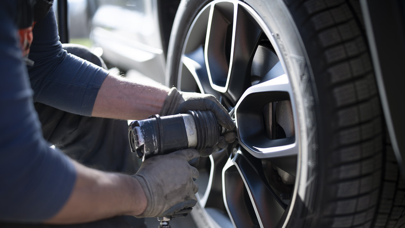 Водителям в Москве посоветовали не менять зимнюю резину до апреля