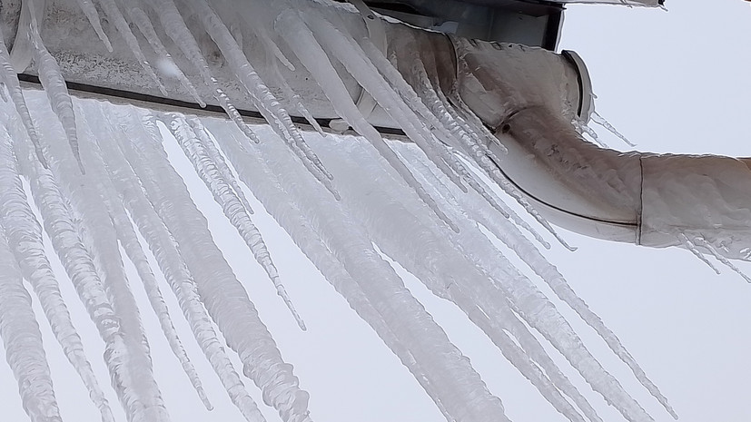 Адвокат Глазкова разъяснила ответственность за падение сосулек с балкона