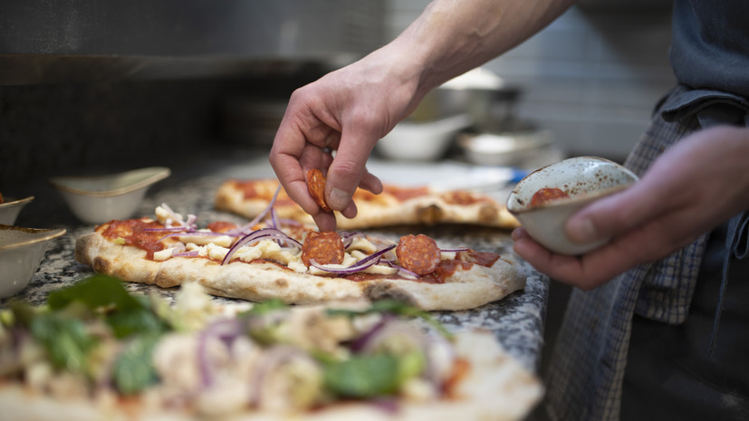 Суд отказал москвичу в бесплатной пицце на 100 лет за татуировку с логотипом