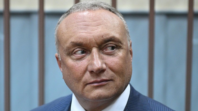 «Ъ»: экс-сенатора Савельева признали виновным в покушении на убийство