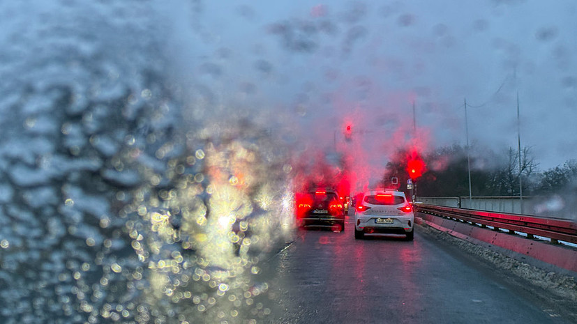 Водителям в России напомнили, как управлять автомобилем в гололёд