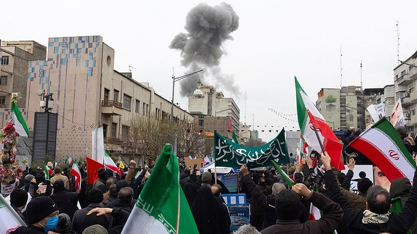 Жители Тегерана вышли на митинг в поддержку палестинцев, несмотря на авиаудары