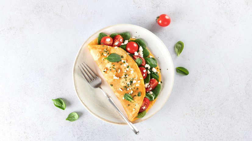 Врач Белоусова назвала омлет с салатом из свежих овощей полезным вариантом завтрака