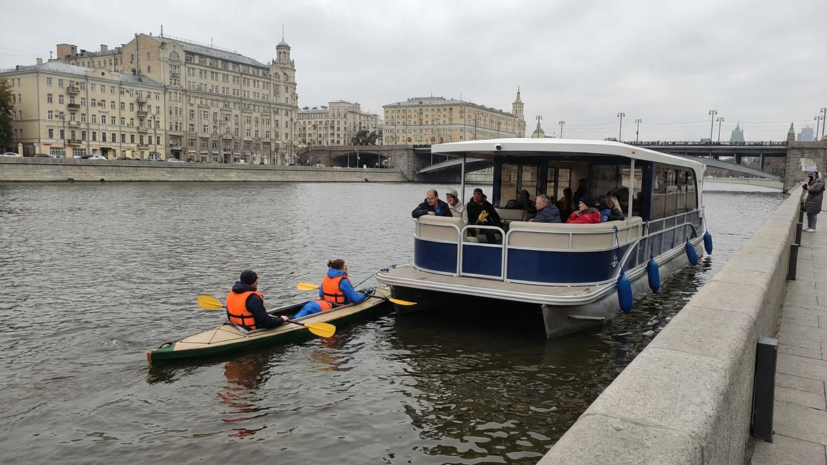 В Москве байдарка с пассажирами столкнулась с электросудном