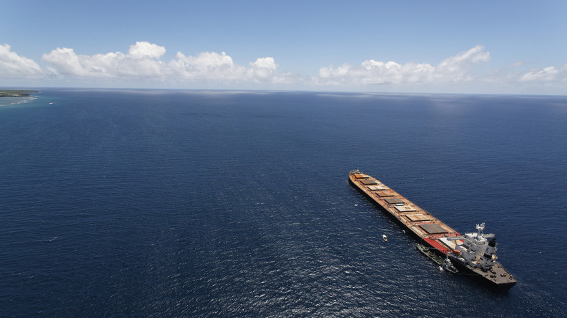 В UKMTO сообщили о попадании снаряда в танкер у ОАЭ