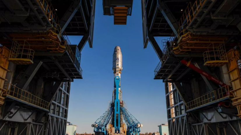 Ракету с кораблём «Прогресс МС-33» установили на стартовый стол на Байконуре