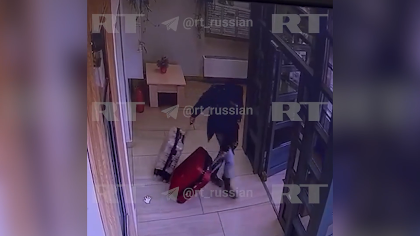 Появились кадры с выносящим чемоданы с останками убитой в Подмосковье мужчиной