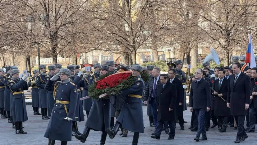 Премьер Вьетнама возложил венок к Могиле Неизвестного Солдата в Москве