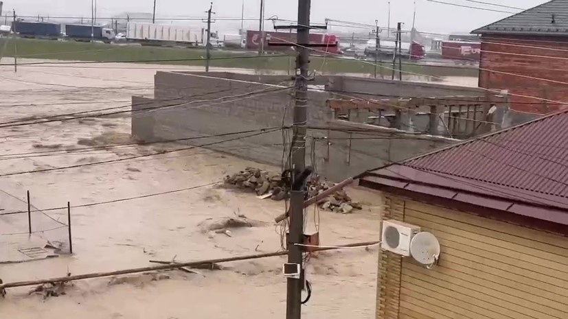 В Махачкале мужчина спас шестилетнюю девочку из потока воды