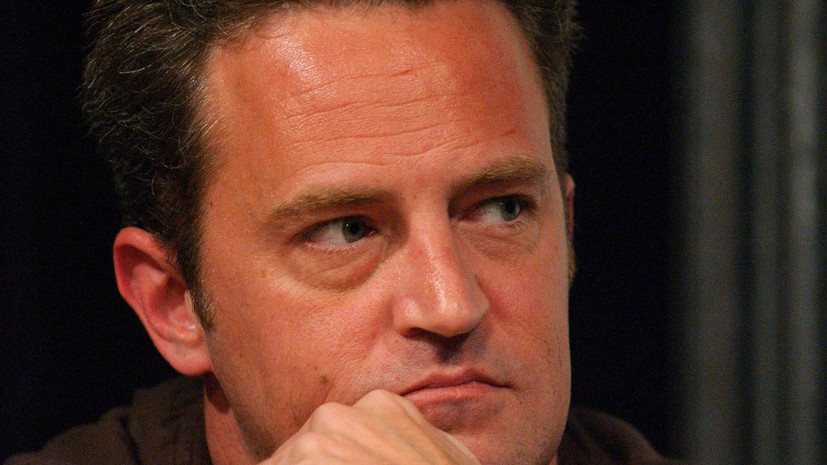 Лиза Кудроу пересматривает сериал «Друзья», когда скучает по Мэттью Перри