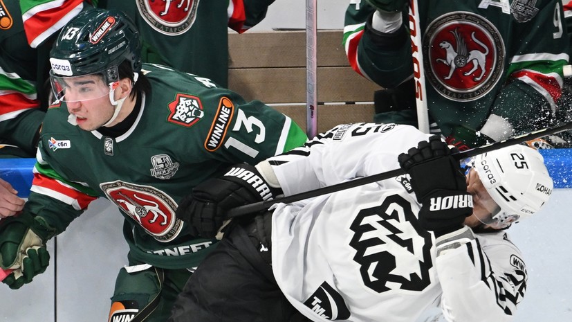 У хоккеиста «Ак Барса» выпало на лёд электронное устройство во время матча с «Трактором»