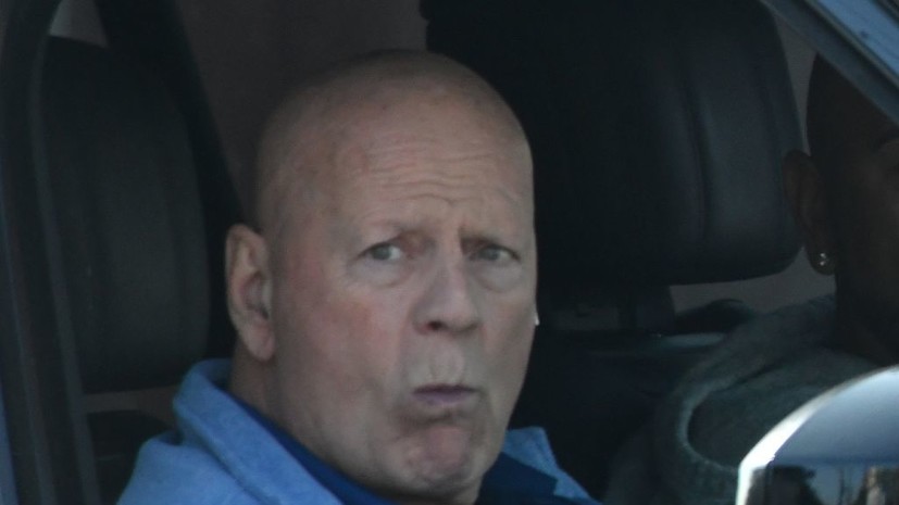 Страдающего деменцией Брюса Уиллиса заметили во время прогулки по Лос-Анджелесу