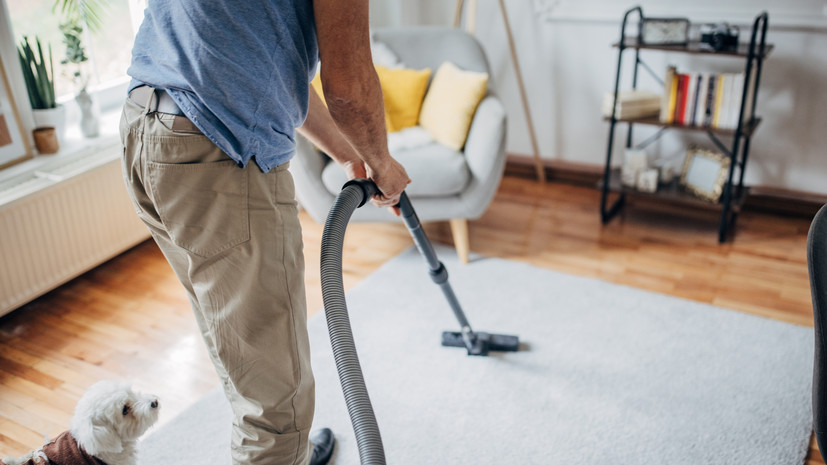 Врач Еделев: подготовка квартиры к сезону аллергии начинается с уборки ковров и замены подушек