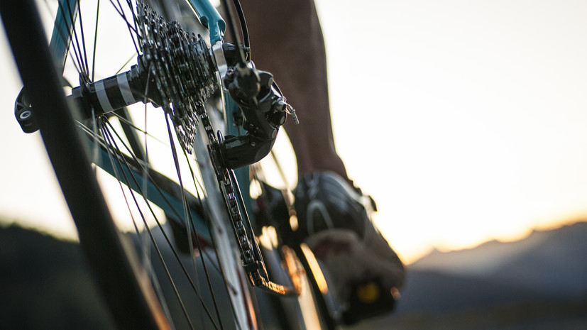 Испанского велогонщика доставили в больницу вертолётом после столкновения с автомобилем