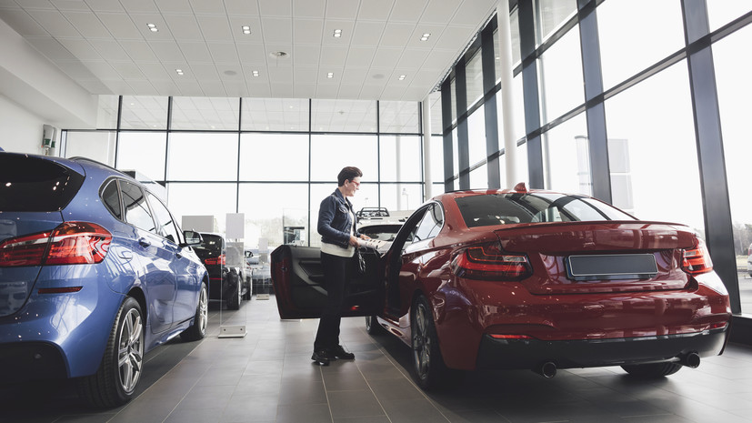 Продажи легковых машин в России в марте выросли на треть