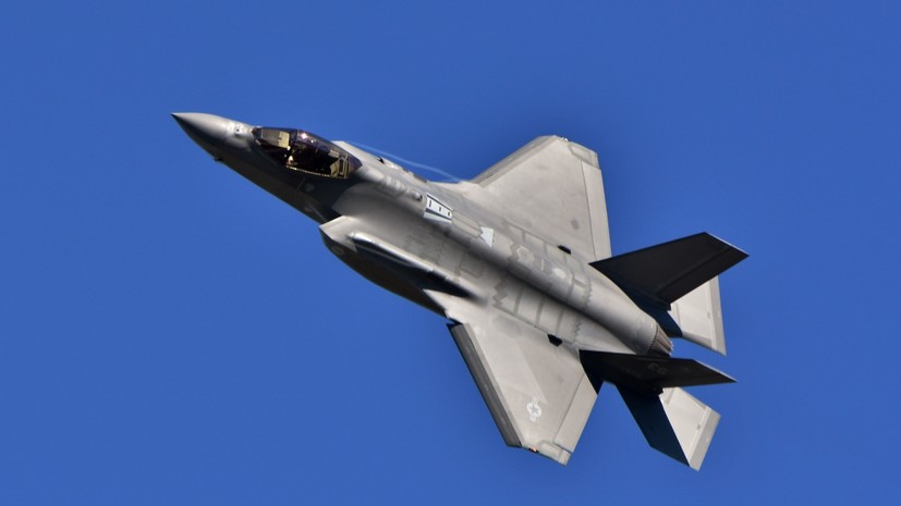 Axios: США ведут поиск двух членов экипажа сбитого над Ираном истребителя