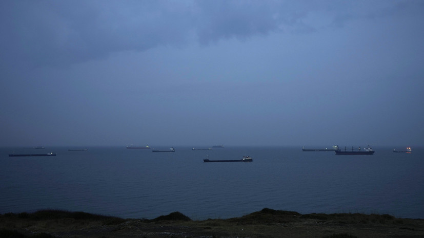 Судно под флагом Барбадоса перекрыло Босфорский пролив