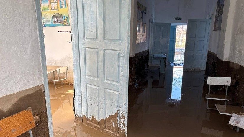 RT: людей спасают из обрушившегося из-за потопа дома в Махачкале