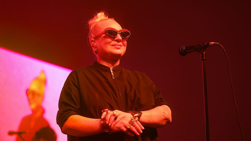 Суд обязал певицу Сиа выплачивать алименты бывшему мужу