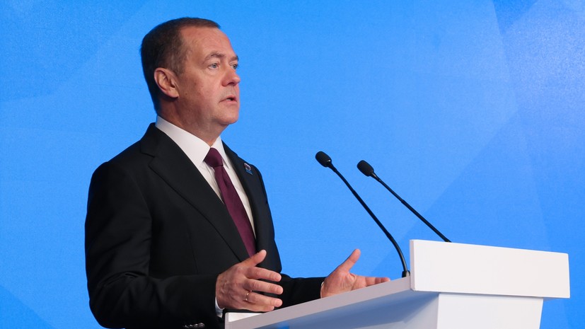 Медведев провёл в Новороссийске совещание по защите черноморского побережья