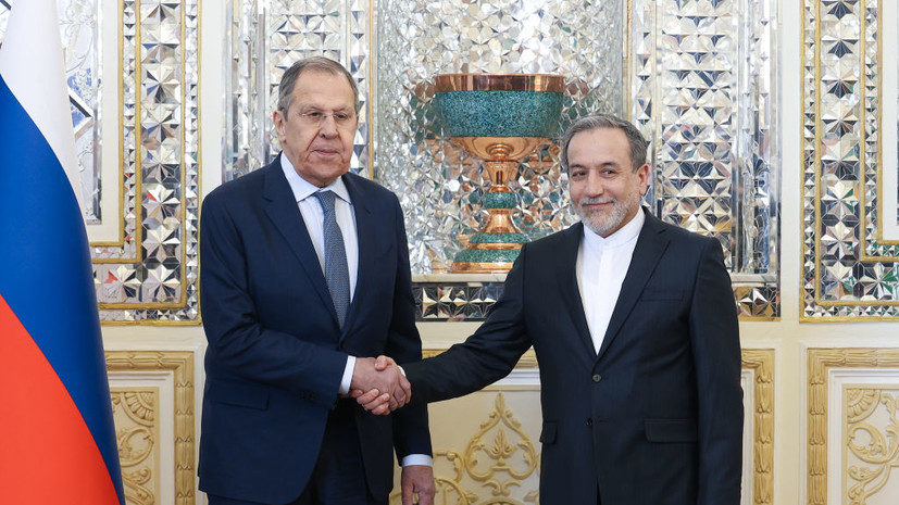 Аракчи обсудил по телефону с Лавровым ситуацию на Ближнем Востоке