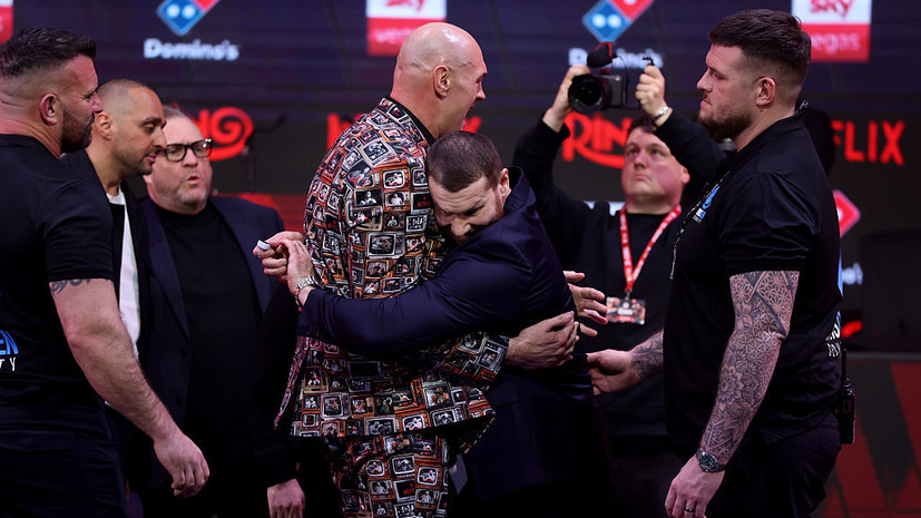 Фьюри обнялся с Махмудовым во время битвы взглядов