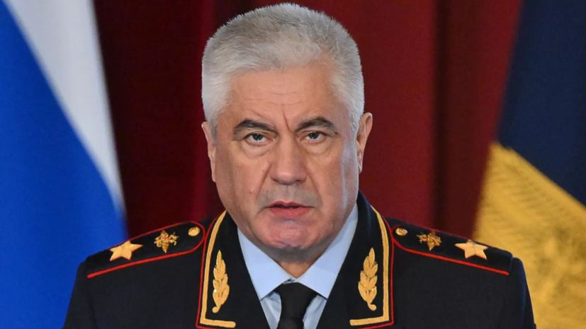 Колокольцев наградил полицейского, спасшего двух человек во время бурана