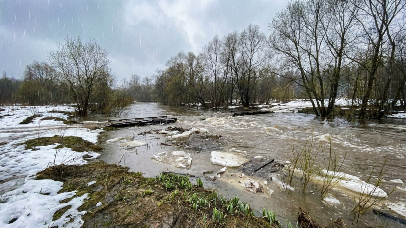 В Невинномысске спасатели переправили тело погибшего через реку