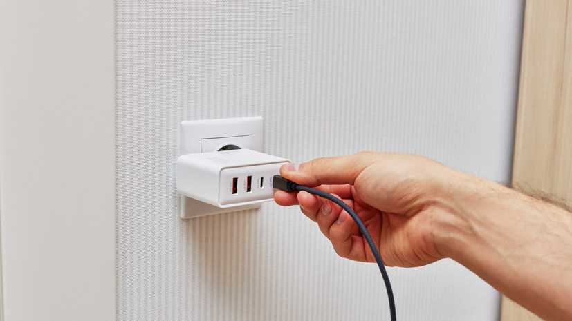 Эксперт по пожарной безопасности: оставленная в розетке зарядка может привести к возгоранию