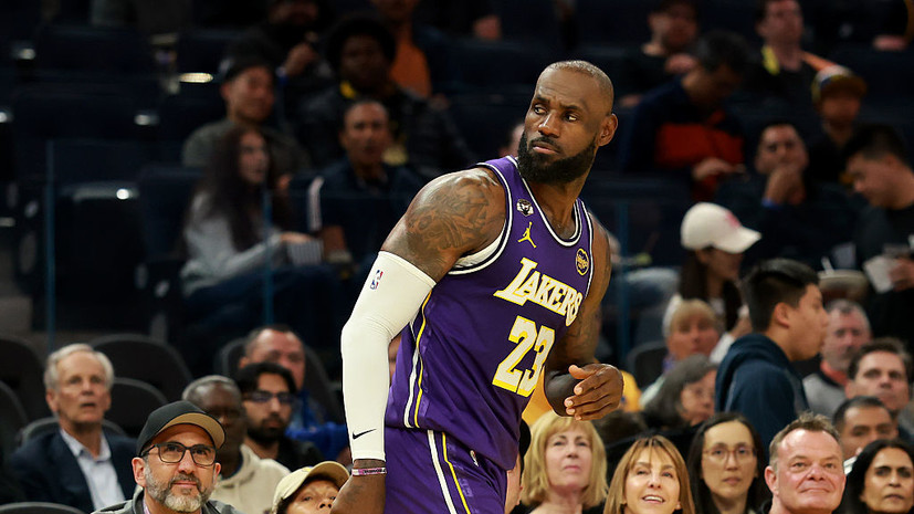 Дабл-дабл Джеймса помог «Лейкерс» разгромить «Финикс» в НБА