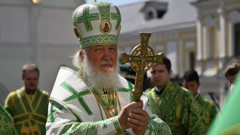 Патриарх Кирилл освятил пасхальные куличи в храме Христа Спасителя