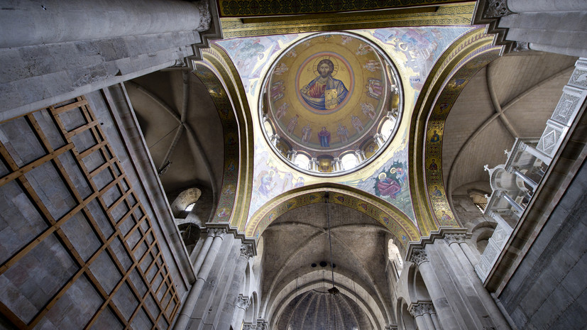 Делегация Фонда Андрея Первозванного получила Благодатный огонь в Иерусалиме