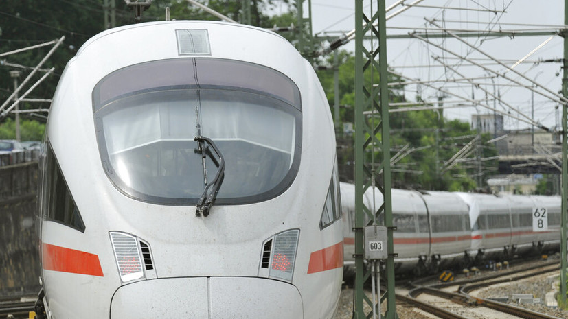 В ФРГ на поезд с 600 пассажирами рухнула контактная сеть