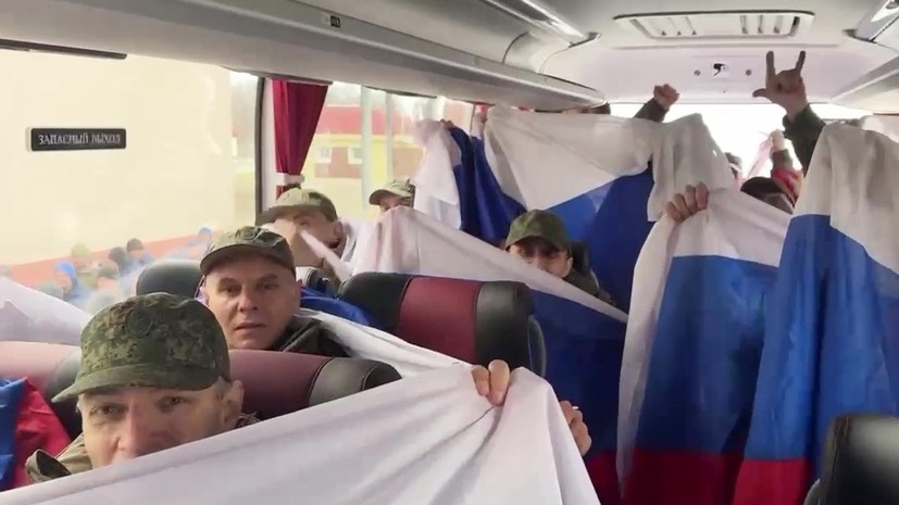 Борт с вернувшимися из украинского плена военными приземлился в Подмосковье