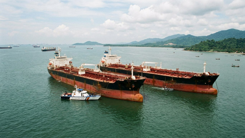 В Малайзии задержали два танкера с россиянами на борту