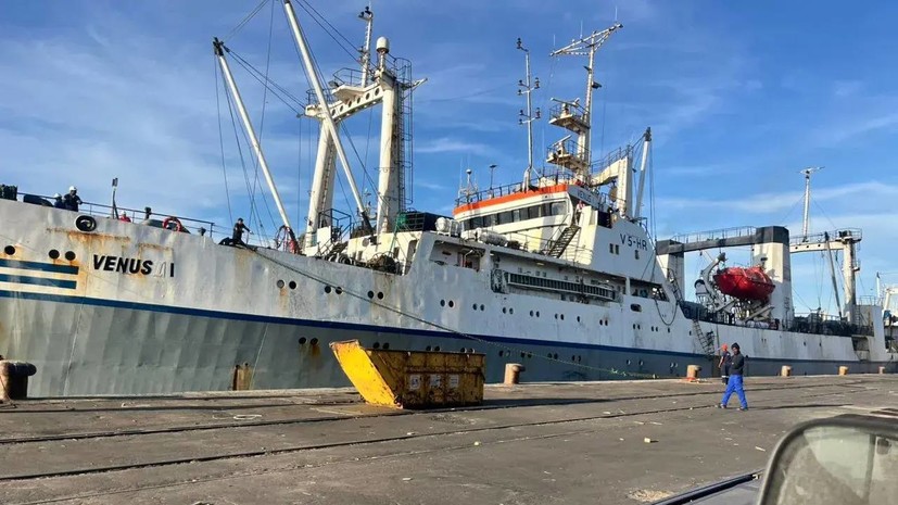 «Нас бросили у берегов Африки»: российские моряки находятся на арестованном судне в Намибии