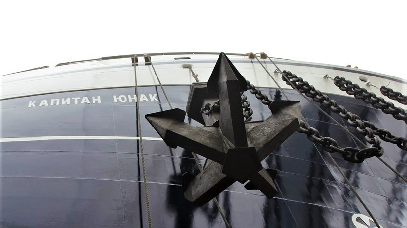 В Петербурге подняли флаг России на рыболовном траулере «Капитан Юнак»