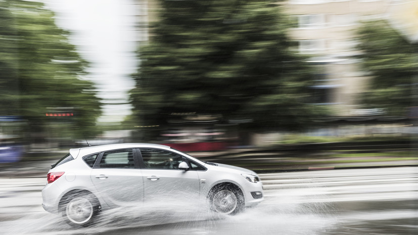 Автоэксперт Баканов назвал гидроудар главной опасностью при езде по лужам