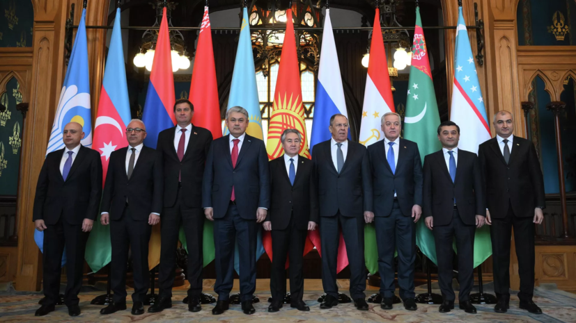 Лавров подарил коллегам по СНГ сборник о вкладе республик в Победу