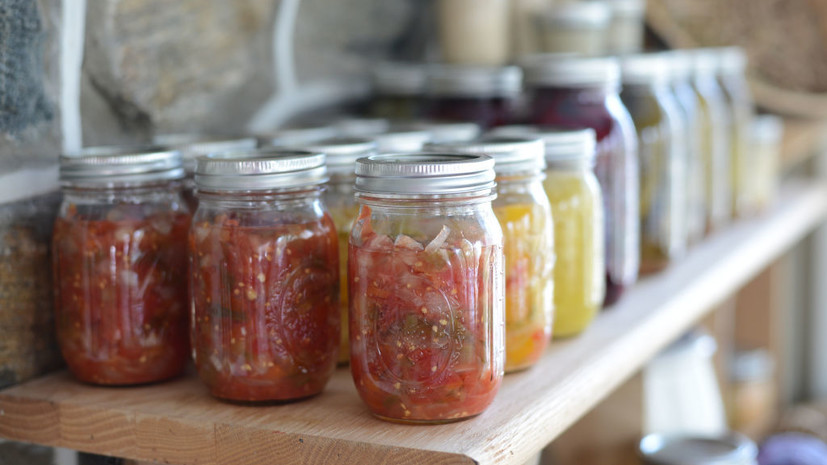 Россиян предупредили, что опаснее всего покупать с рук домашние консервы
