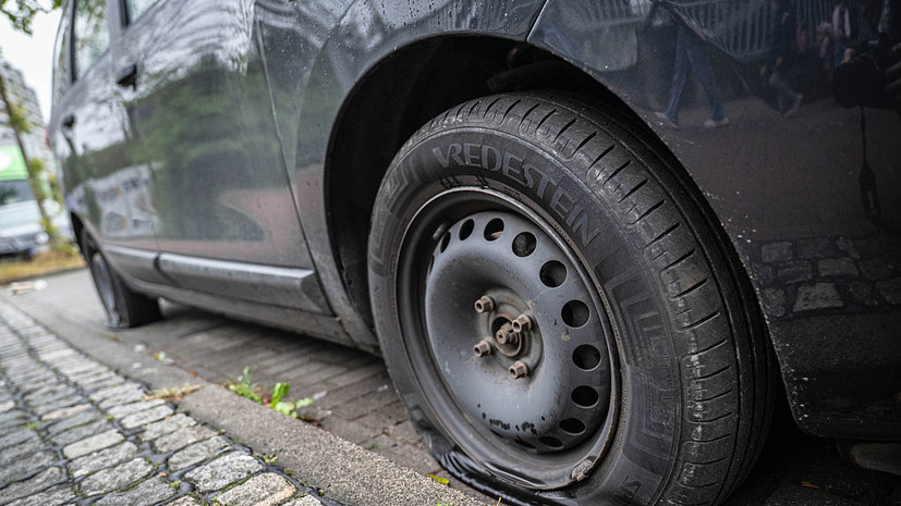Сотрудники ТЦК прокололи колесо авто женщине, которая не открыла им окно