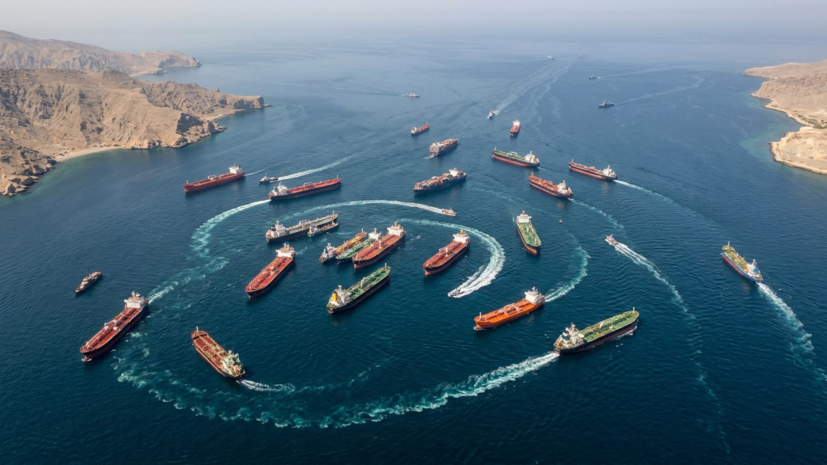 WSJ: около 20 судов развернулись у Ормузского пролива