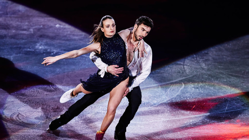 Пападакис предстала в амплуа певицы, спев и сыграв на синтезаторе