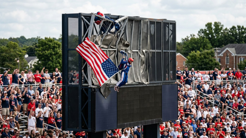 Парашютист с флагом США врезался в табло на матче в Вирджинии
