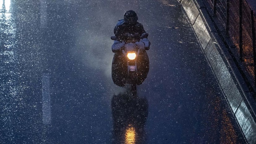 Автоэксперт Ладушкин пояснил, как вести себя на мотоцикле в дождь