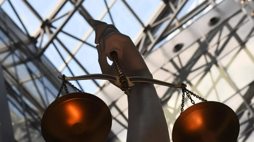 В Петербурге адвоката и пенсионера МВД осудили за инсценировку задержания