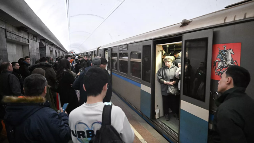 Причиной приостановки движения на участке линии метро Москвы стала неисправность