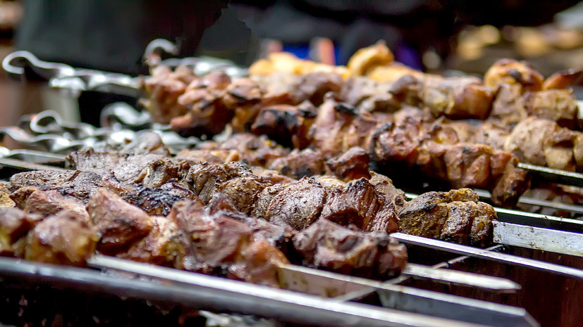 Аналитики назвали свинину самым популярным у россиян мясом для шашлыка