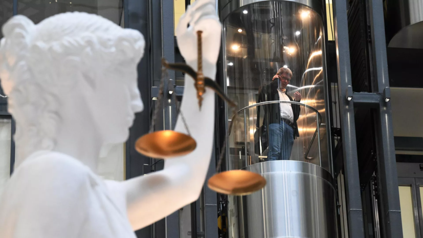 Суд в Москве заочно приговорил экс-главу Центра Хруничева к семи годам колонии